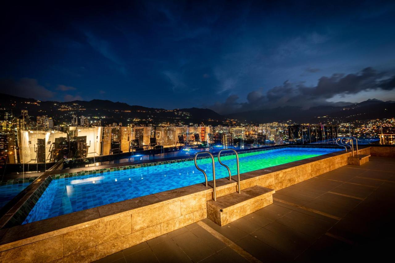 Hotel York Luxury Suites Medellin By Preferred Exterior foto The pool at the hotel