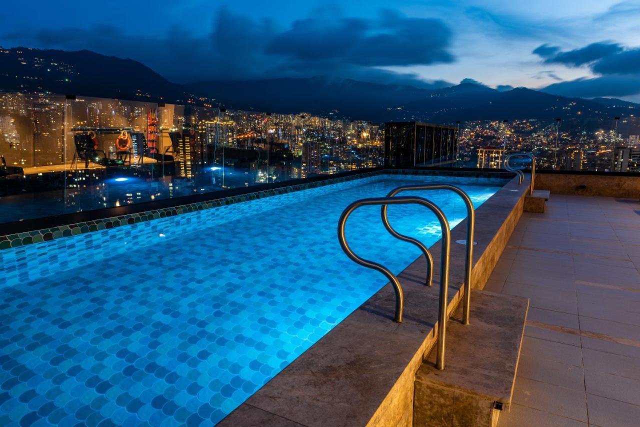 Hotel York Luxury Suites Medellin By Preferred Exterior foto Infinity pool at the top of the hotel