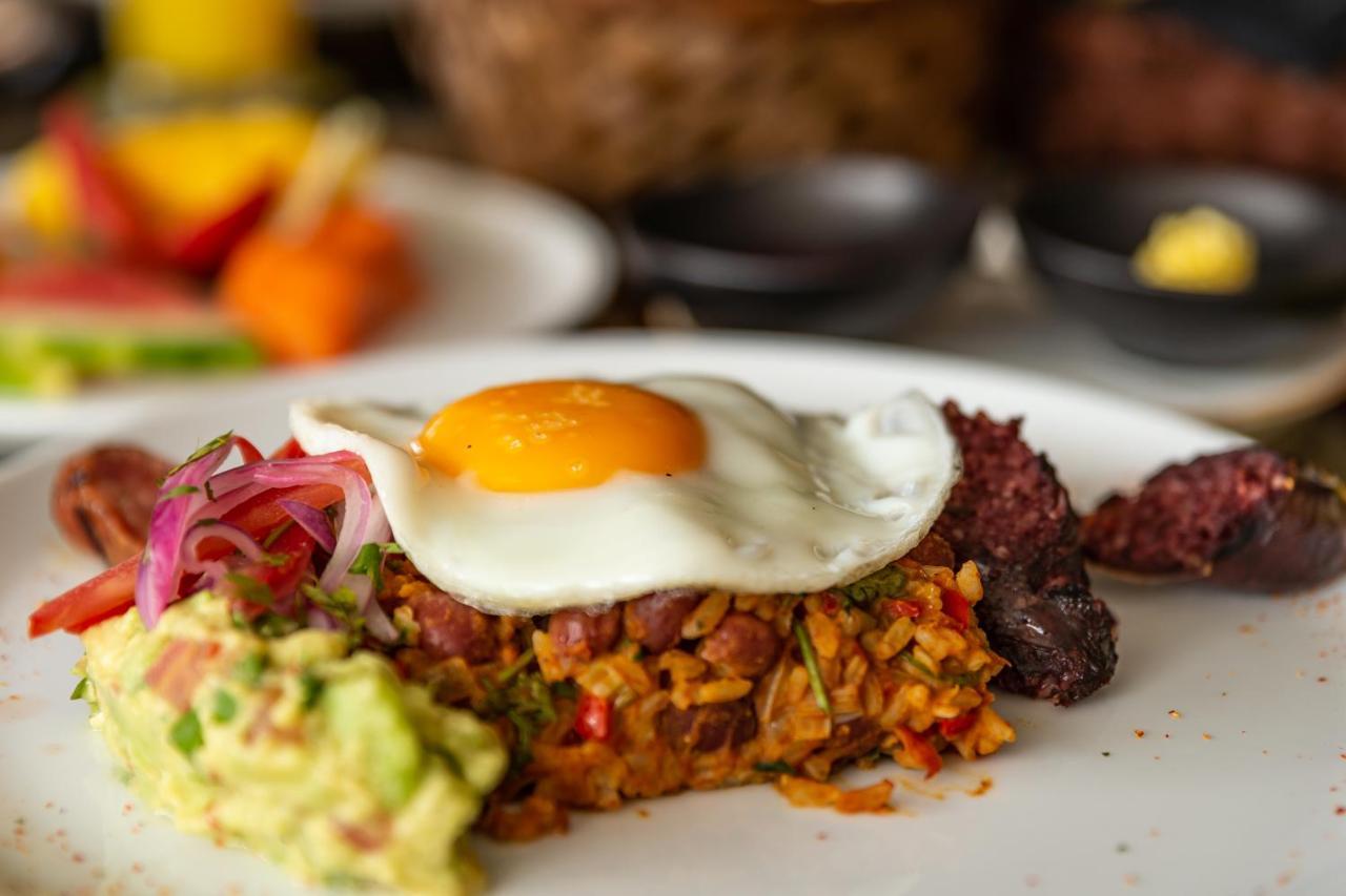 Hotel York Luxury Suites Medellin By Preferred Exterior foto A plate of chaat