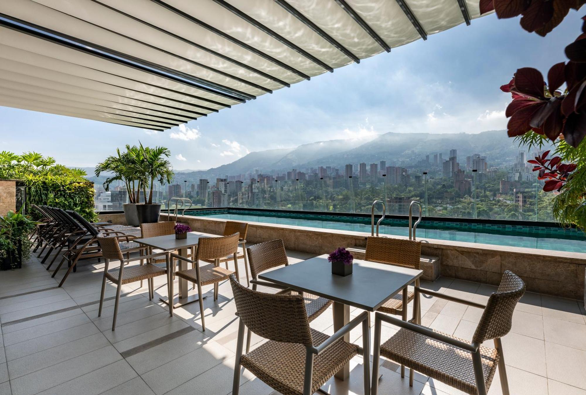Hotel York Luxury Suites Medellin By Preferred Exterior foto The rooftop pool at the hotel
