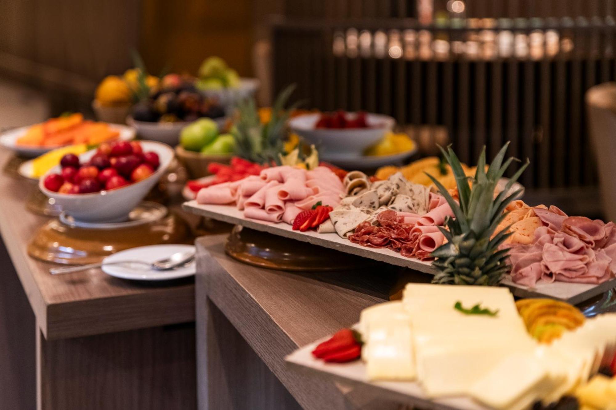Hotel York Luxury Suites Medellin By Preferred Exterior foto A buffet at a hotel