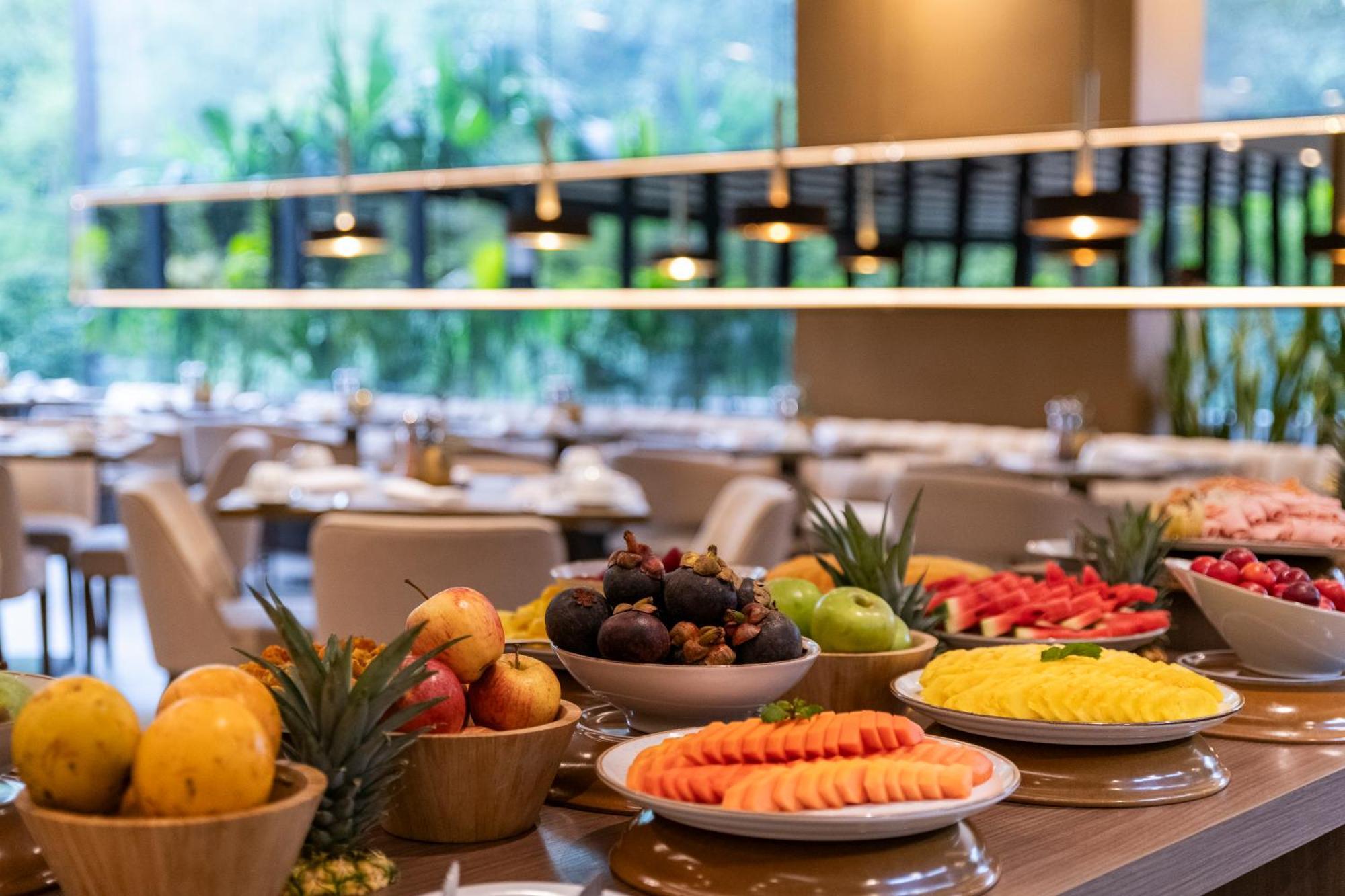 Hotel York Luxury Suites Medellin By Preferred Exterior foto A fruit salad buffet
