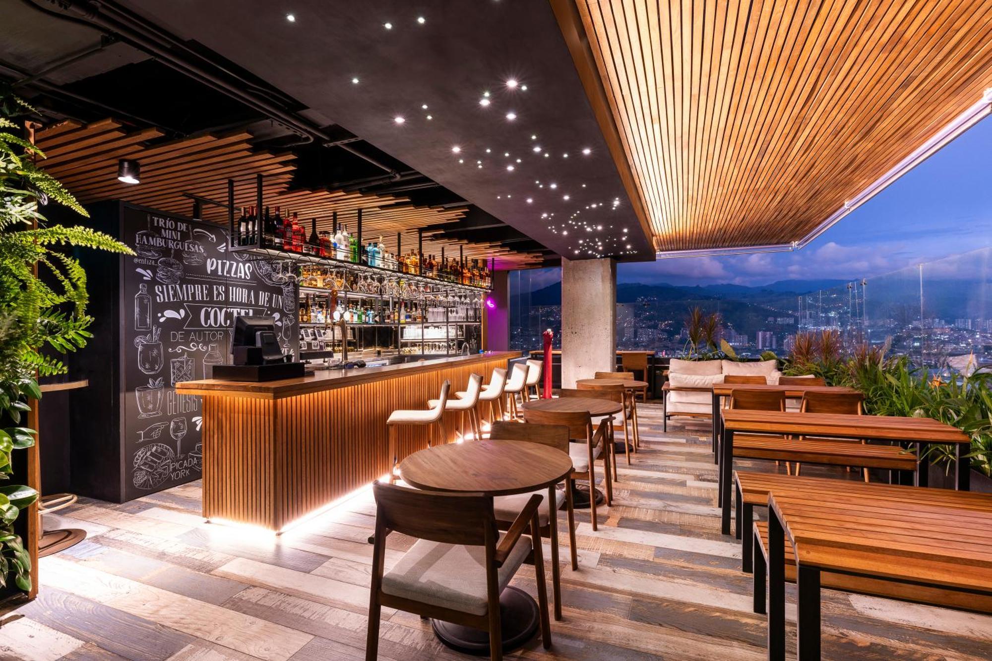 Hotel York Luxury Suites Medellin By Preferred Exterior foto The Peak Lounge