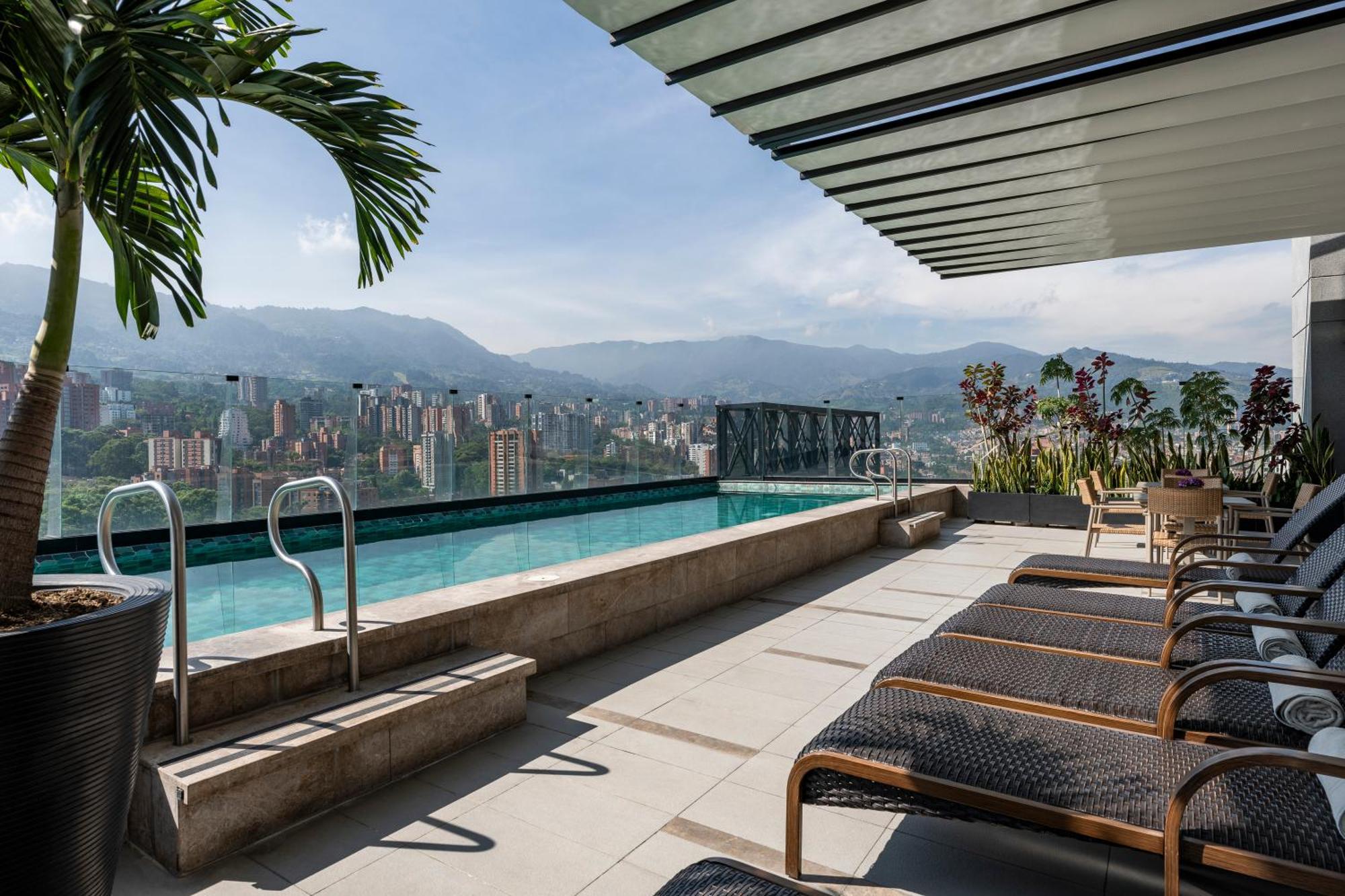 Hotel York Luxury Suites Medellin By Preferred Exterior foto Rooftop pool