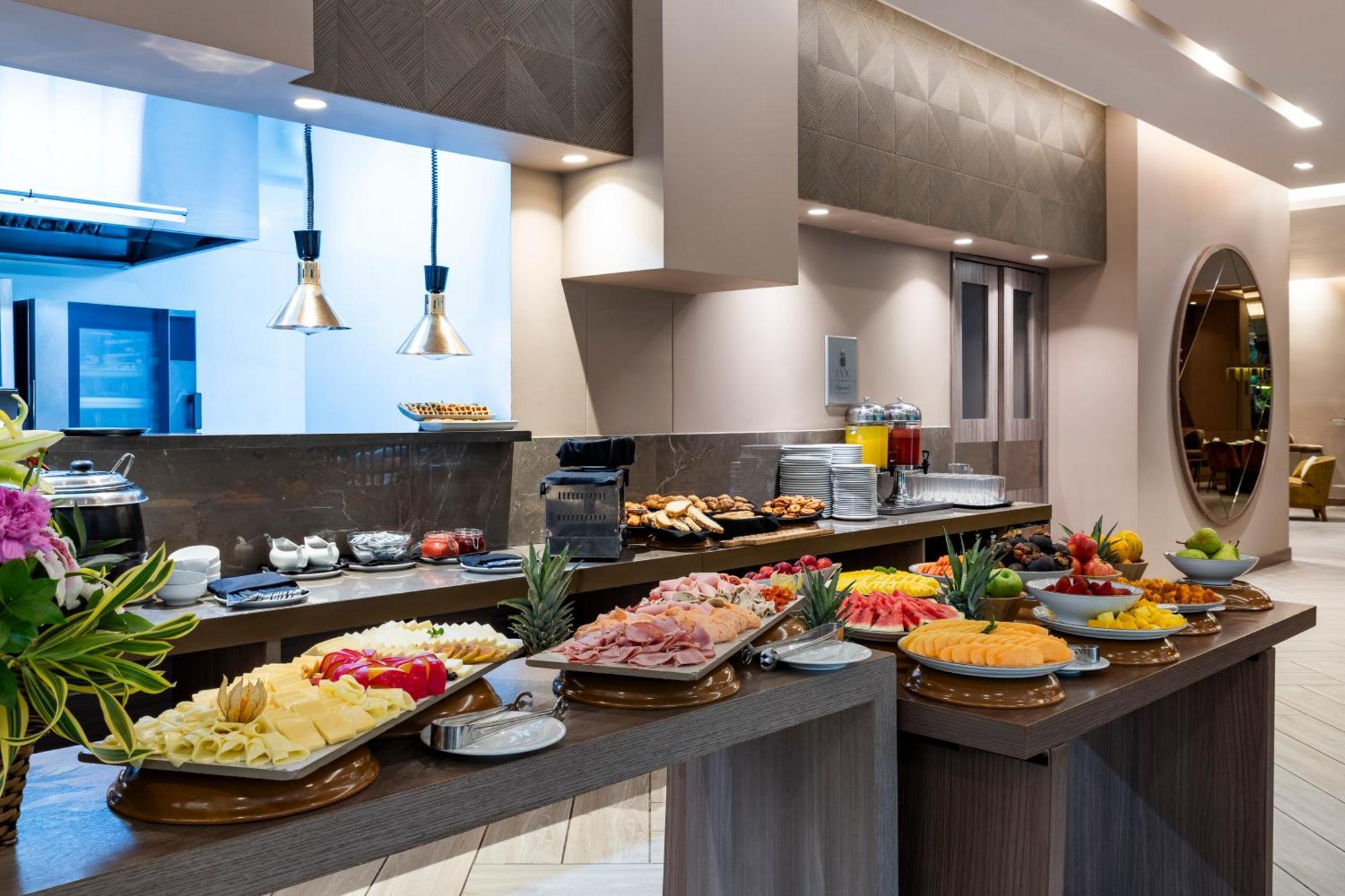 Hotel York Luxury Suites Medellin By Preferred Exterior foto A buffet at a hotel